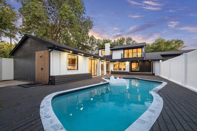 Building Photo - 203 Cove Creek Ln