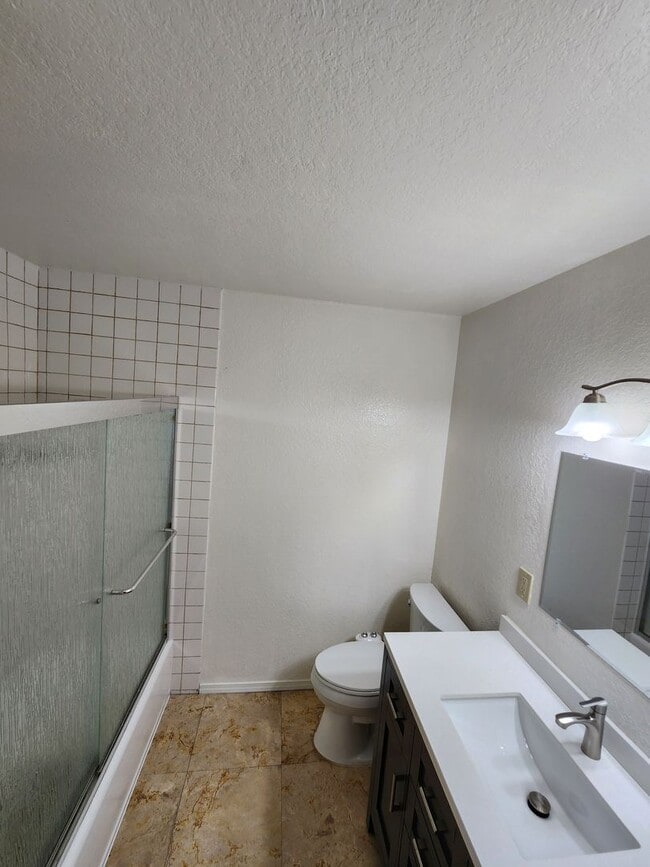 Building Photo - 3 Bedroom 2 Bath Upper Unit in Mira Mesa