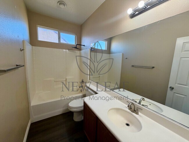 Building Photo - 4 bedroom 3bath 3 car garage in Victorville