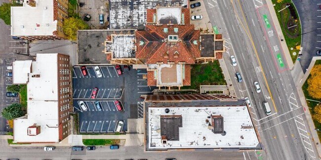 Building Photo - 8925 E Jefferson Ave
