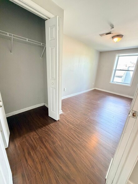 Building Photo - 1405 E Carson St