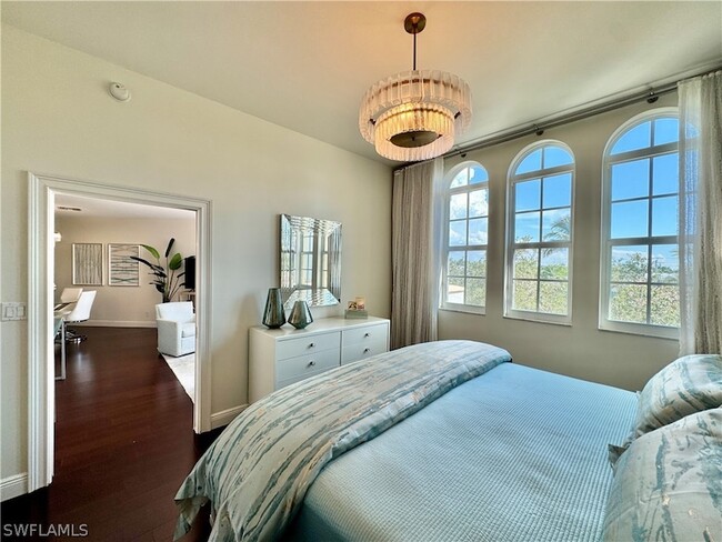 Building Photo - 365 5th Ave S