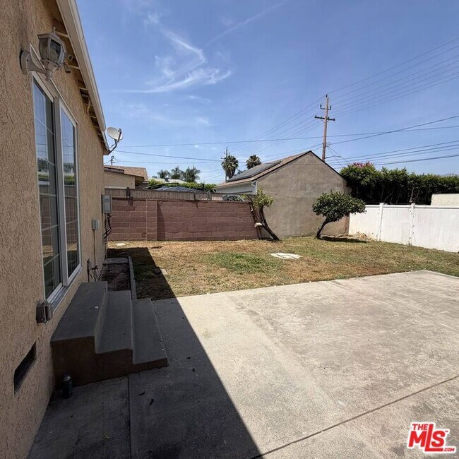 Building Photo - 1104 N Frederic St