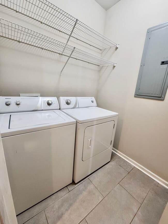 Building Photo - Two bedroom condo at 254 Seven Farms - Dan...
