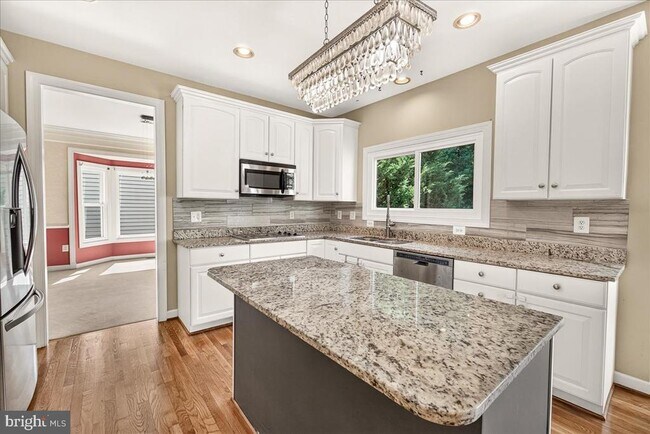 Building Photo - 6430 Bellevue Pl