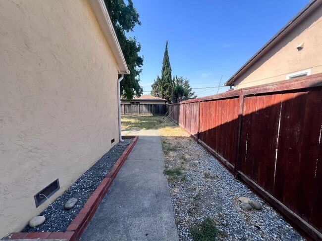 Building Photo - 40251 Laiolo Rd