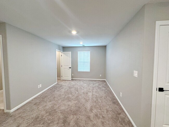 Building Photo - 4 BEDROOM + LOFT HOME IN GATED COMMUNITY