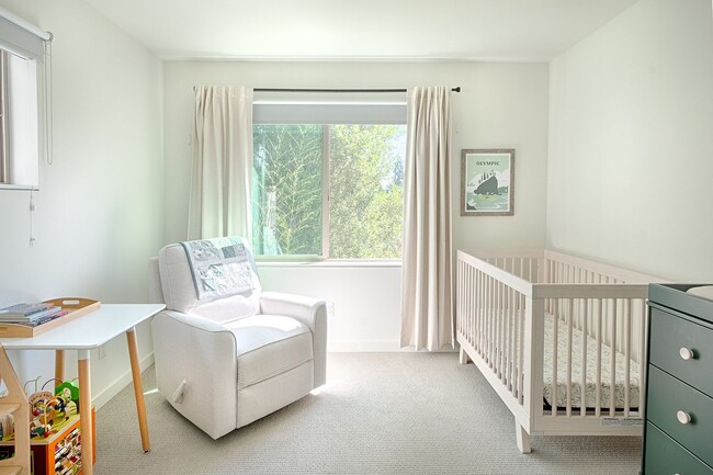 Building Photo - Impeccable Designer Townhome