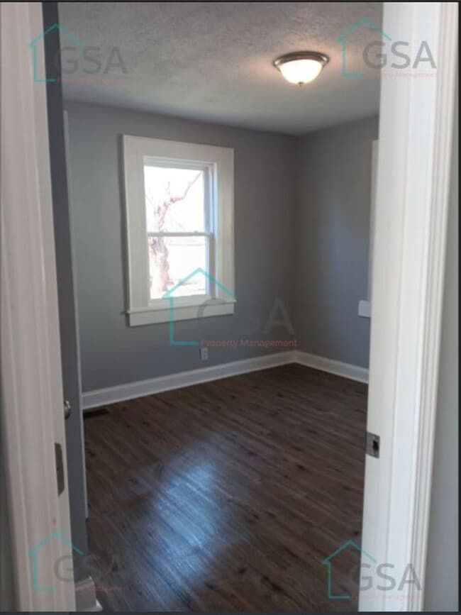 Building Photo - 3 Bedroom 2 Bath Available!