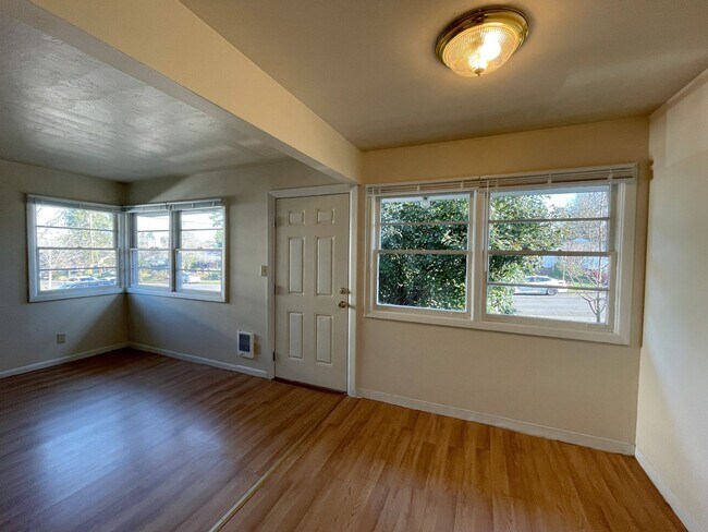 Building Photo - Charming 1 bedroom available in Woodlawn