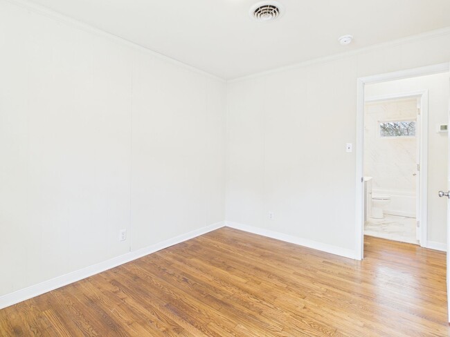 Building Photo - 954 Kingsway Rd