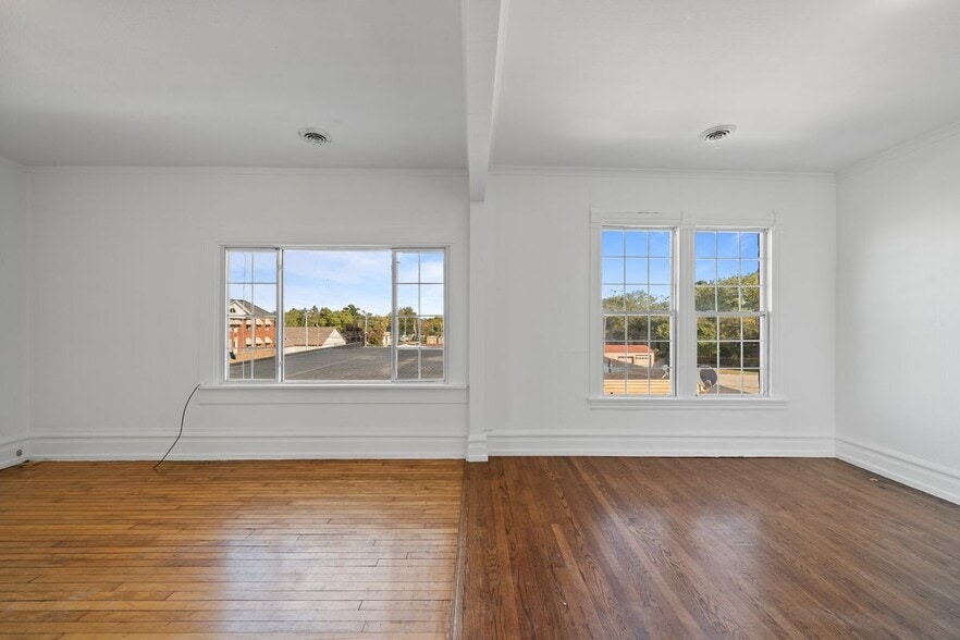 Building Photo - 106 N Main St