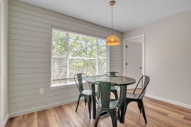 Building Photo - Furnished 4/4 University Terrace