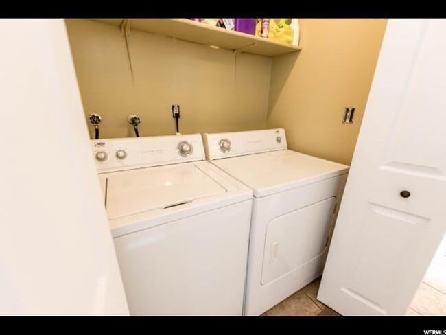 Building Photo - 3 Bedroom 1.5 Bath Magna Condo. Pets Welcome