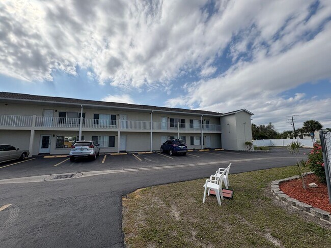 Building Photo - Charming 2BR/2BA Condo in the Heart of Port Charlotte!