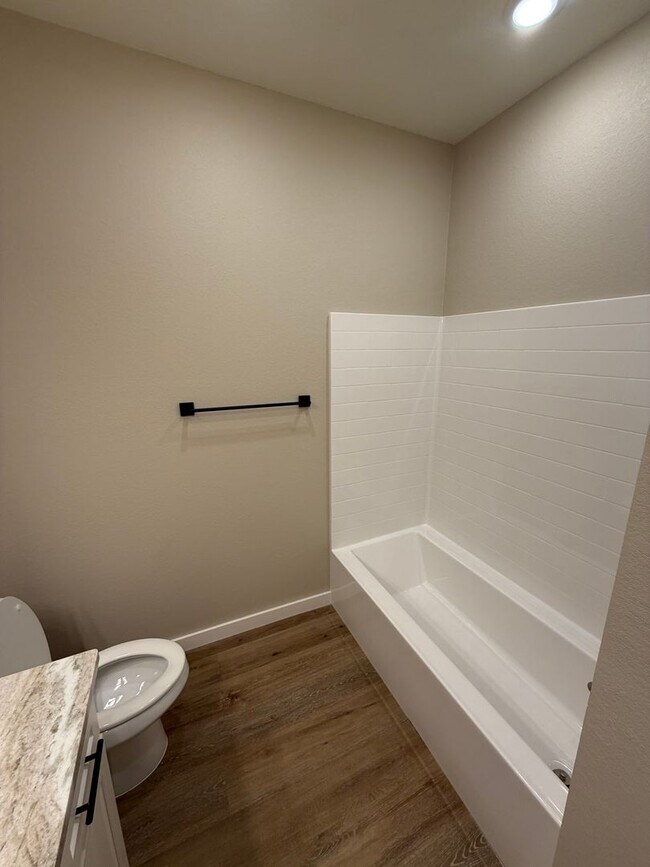 Building Photo - 3 Bed | 2 Bath House | Fridge will be add upon move in.