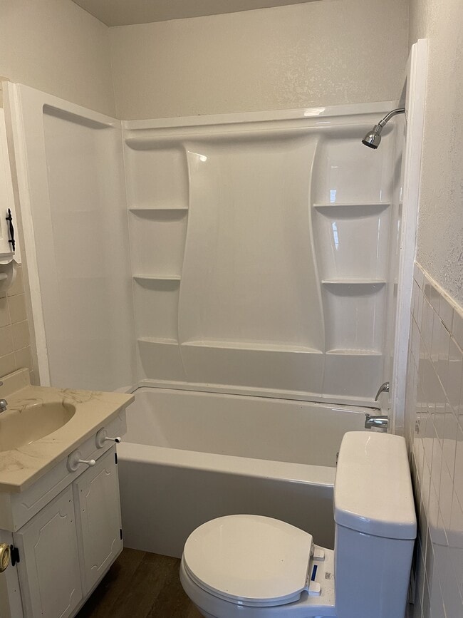 Building Photo - 1009 E 6th St