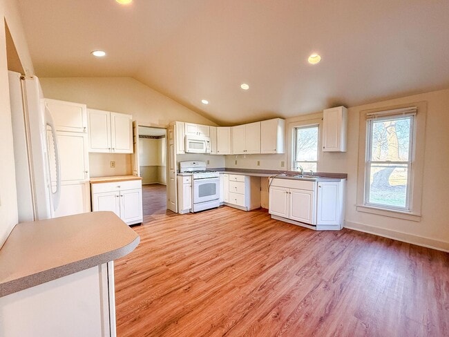 Building Photo - 3 bedroom, 2 bathroom Quiet Retreat With Scenic Views-Mansfield, Illinois