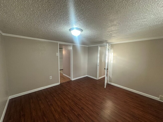 Building Photo - Shaul Properties - 419 1/2 W 14th