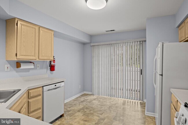 Building Photo - 5001 Aberdeen Ln