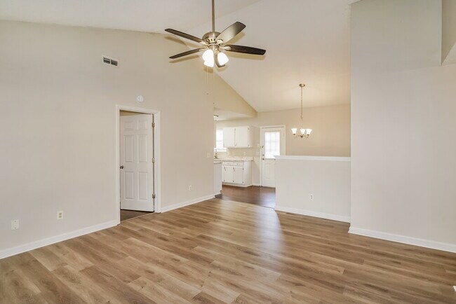 Building Photo - 102 Riverwood Dr