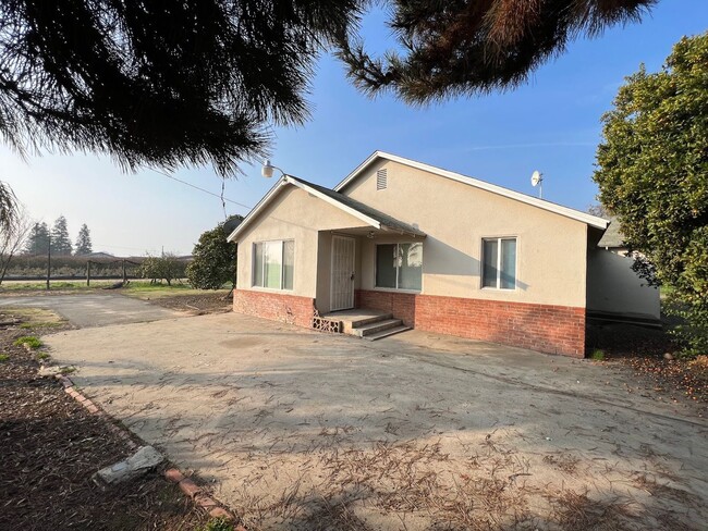 Building Photo - Country Home For Rent!
