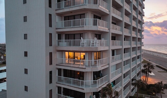 Building Photo - 7700 Seawall Blvd