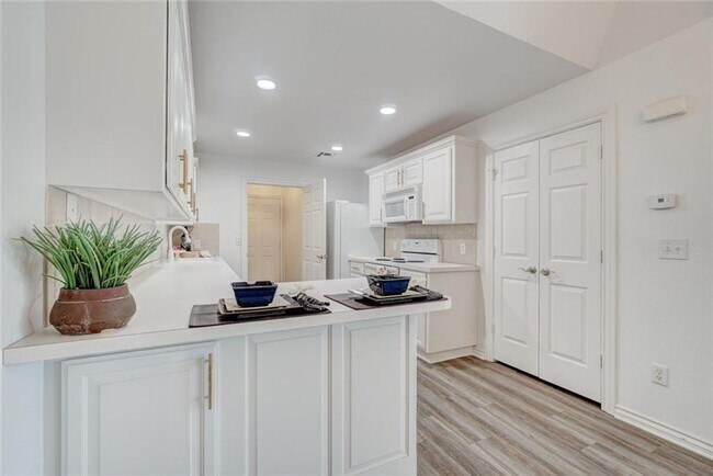 Building Photo - Absolutely Adorable, 2 bed, 2 bath, 2 car ...