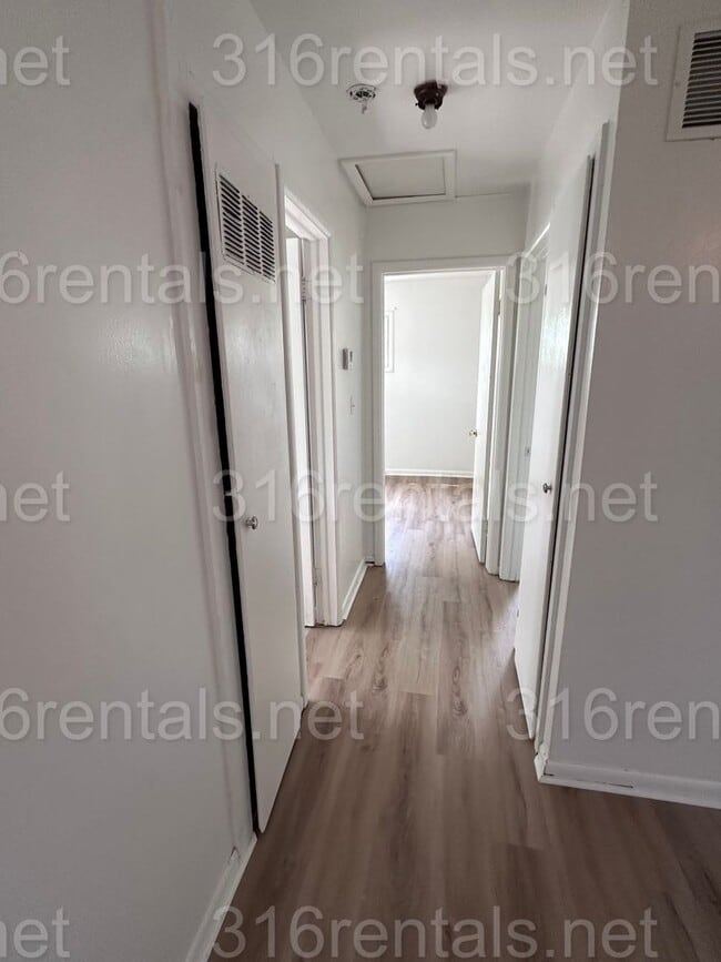 Building Photo - $950 - **COMING SOON** 2 bedroom / 1 bathroom - Haysville Single Family Home