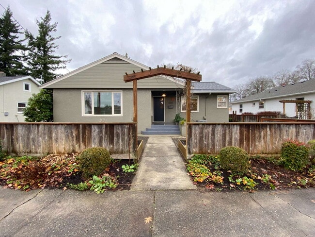 Building Photo - Charming 3-Bed, 2-Bath Gem with Fully Fenced Yard in Lynden