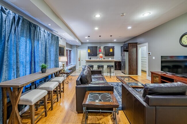 Building Photo - 902 Marquette Ave NW