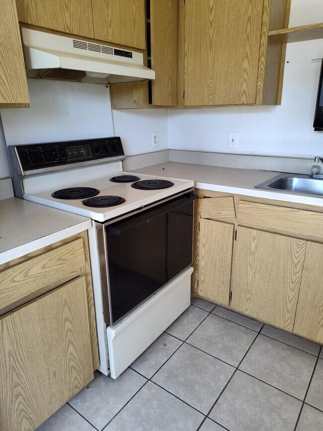Building Photo - Welcome to Silver Springs Shores–Plaza Rid...