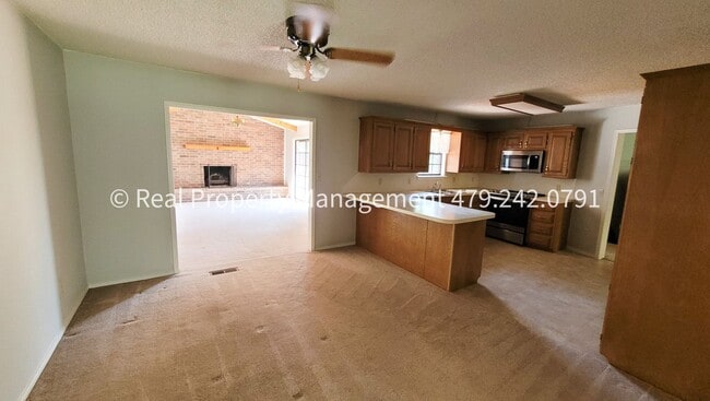 Building Photo - 106 Oak St