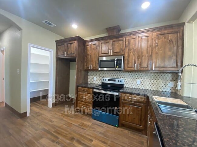 Building Photo - 103 Sabine Ave