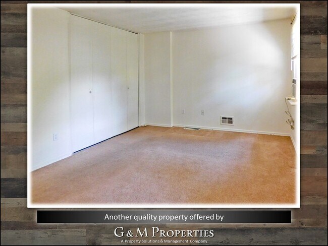 Building Photo - Two Bedroom, One and a Half Bath Townhouse - Close to U of R/ Strong