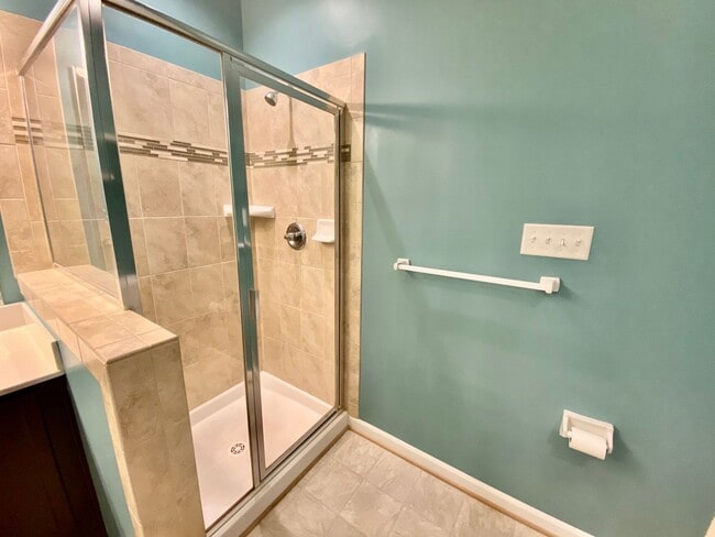 Building Photo - Spacious Condo - Waterfront Community - Av...