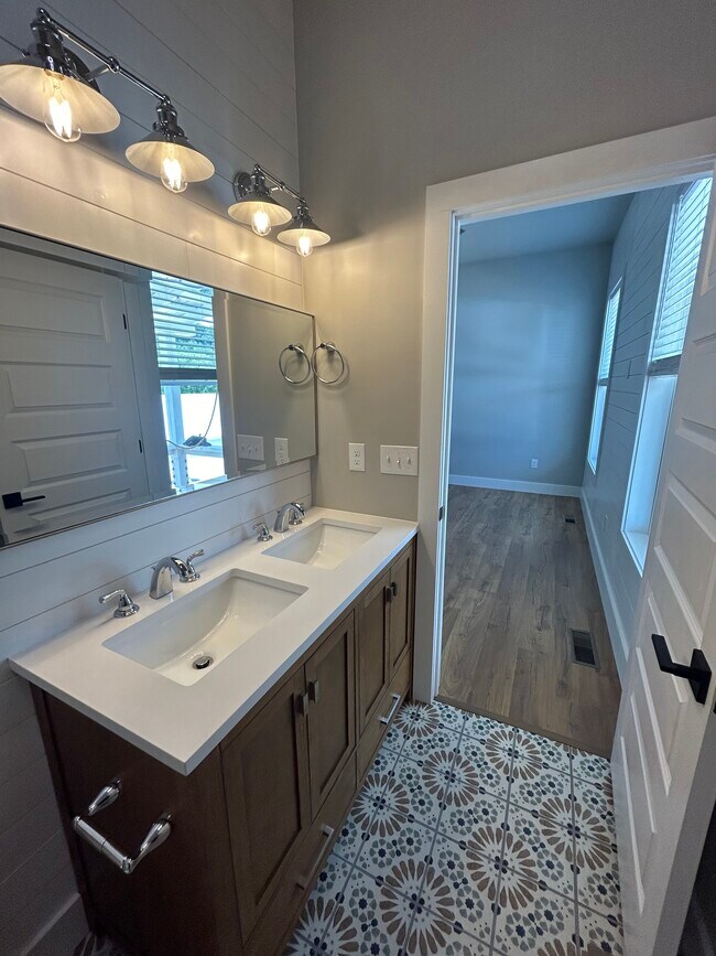 Building Photo - 211 Auttie Cir