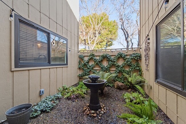 Building Photo - Stylish 2-Bed, 2-Bath Home with Generous Den in The Meadows