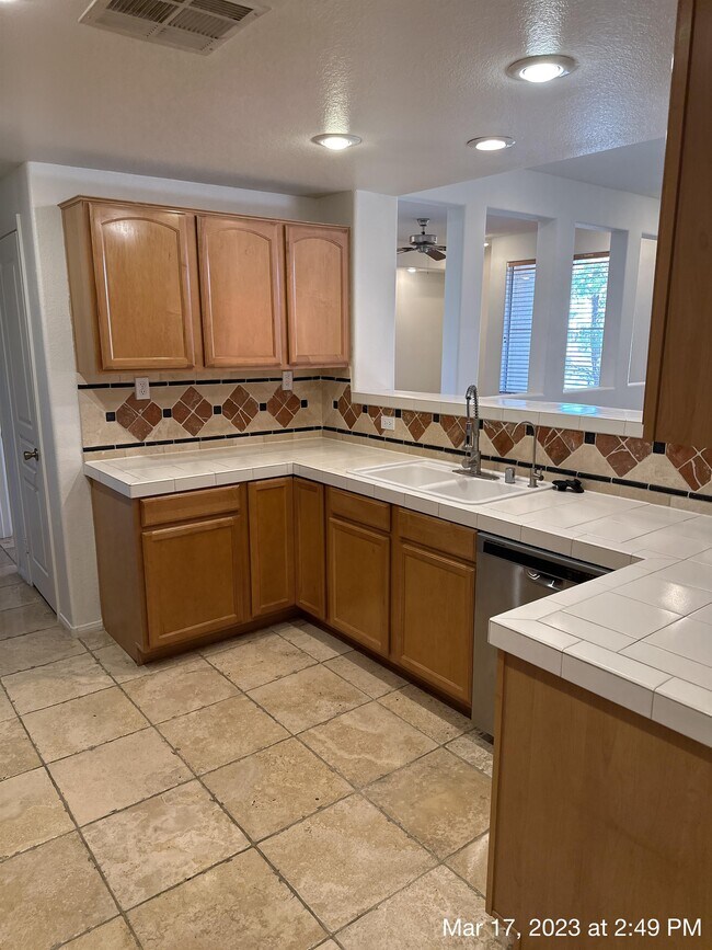 Building Photo - 664 Peachy Canyon Cir
