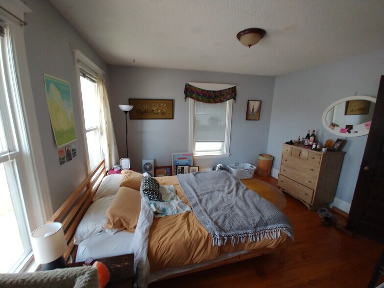Master Bedroom - 3100 Elliot Avenue