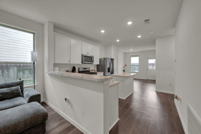 Building Photo - 16435 Big Hickory Dr