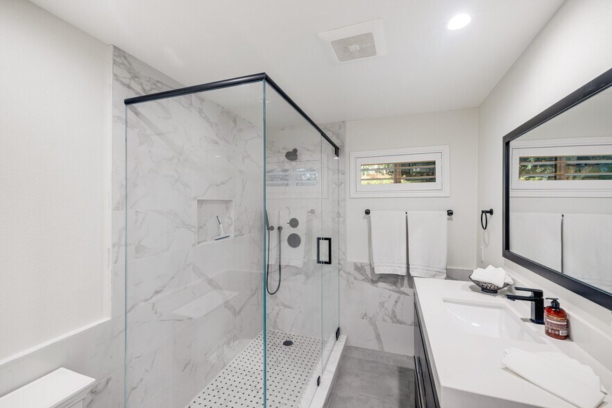 Building Photo - 16725 Oak View Dr