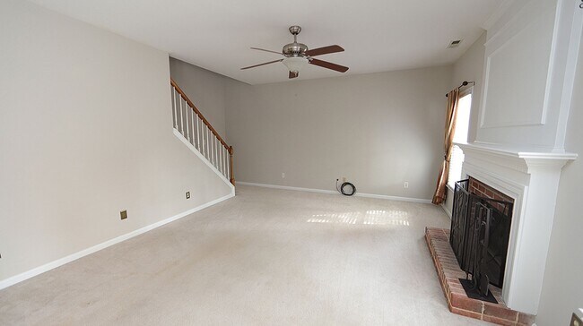 Building Photo - 4 Bedroom Home in desirable Grove Park Com...