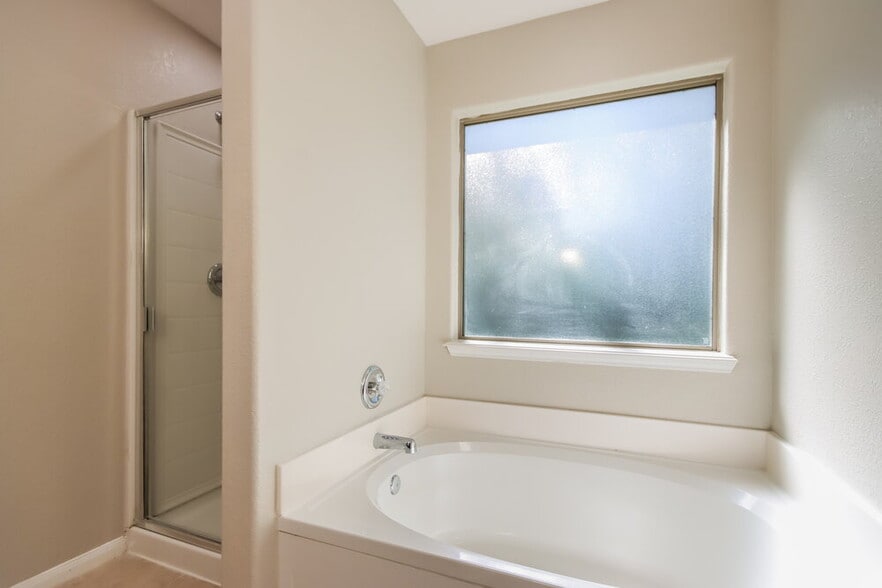 Building Photo - 2717 Sandberry Dr