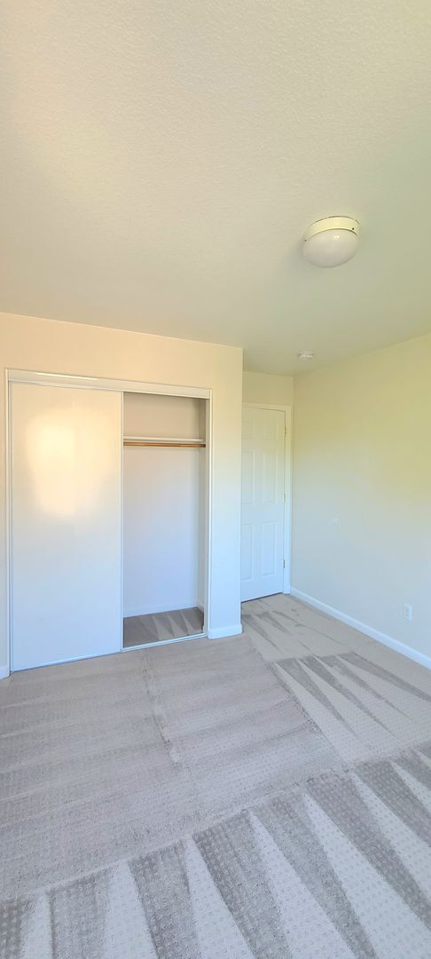 Building Photo - BEAUTIFULLY MAINTAINED SINGLE FAMILY HOME ...