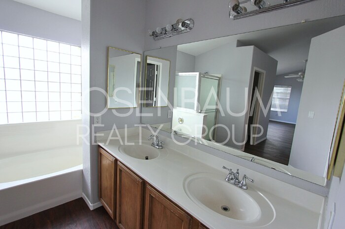 Building Photo - 1115 S Tiago Dr