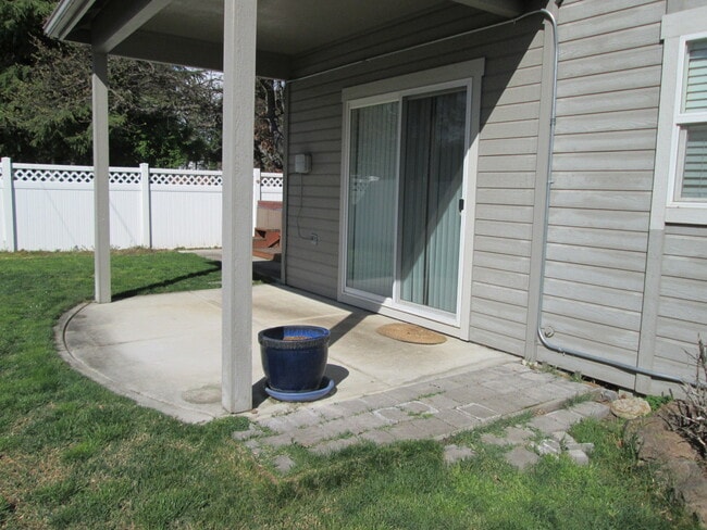 Building Photo - Beautiful 2 Story Home 3 Bdm/2.5 Bath in Q...