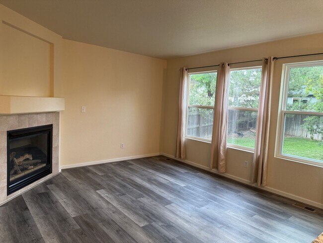 Building Photo - Great 4 bed 3 bath home Wolf Creek Neighbo...