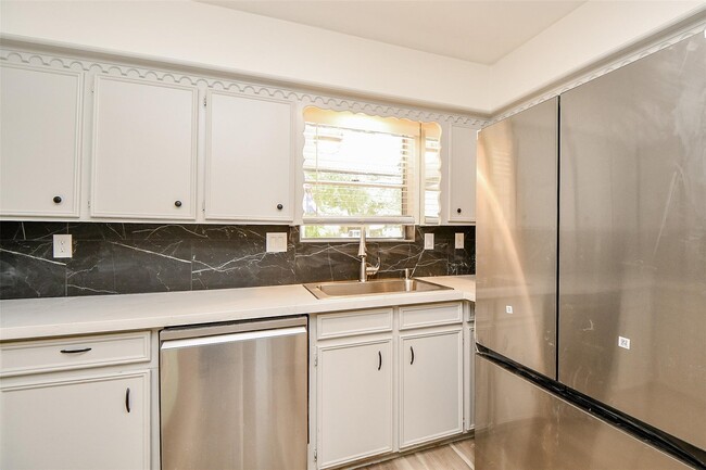 Building Photo - 162 Bluebonnet St