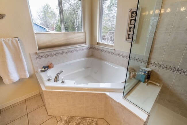 Building Photo - Gorgeous 6 bed 3.5 bath home located in Longmont, CO!